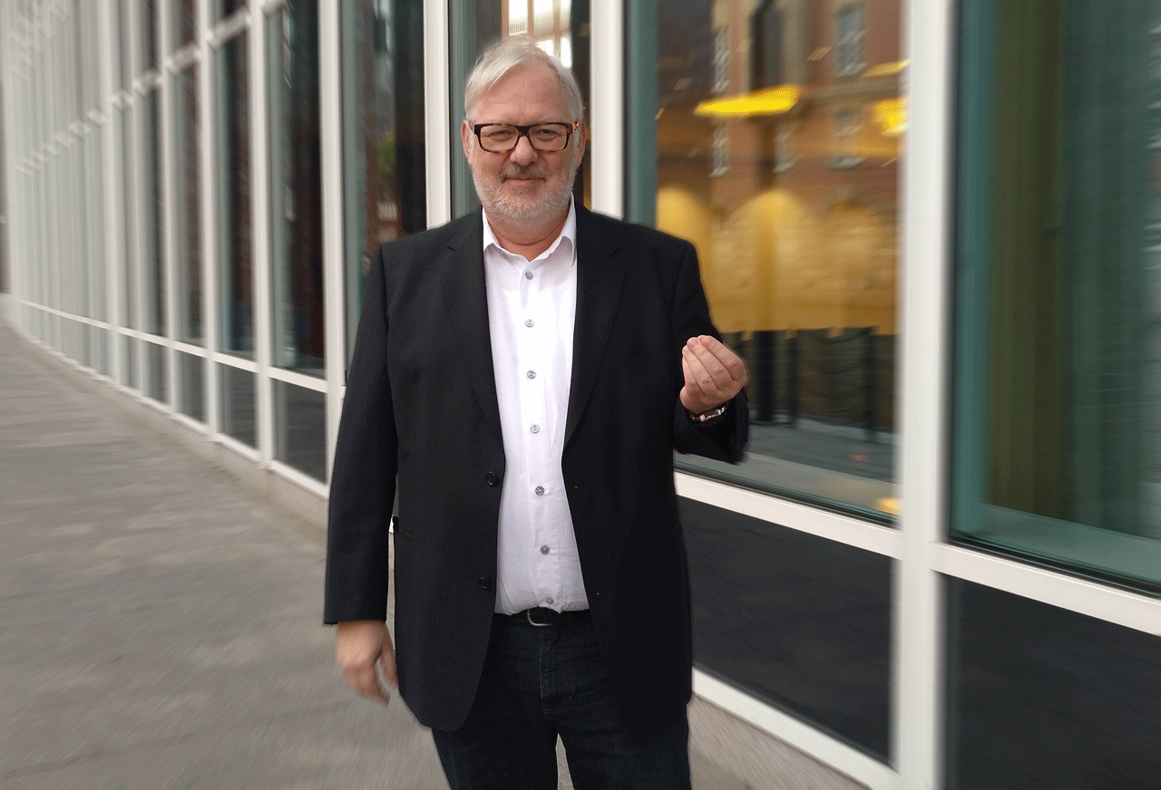 Bernd Wenske Berater Recruiting-Strategie vor Fensterfront