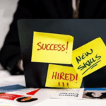 schwarzer laptop mit post-its: success! hired!