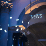 säulen und news neonschrift